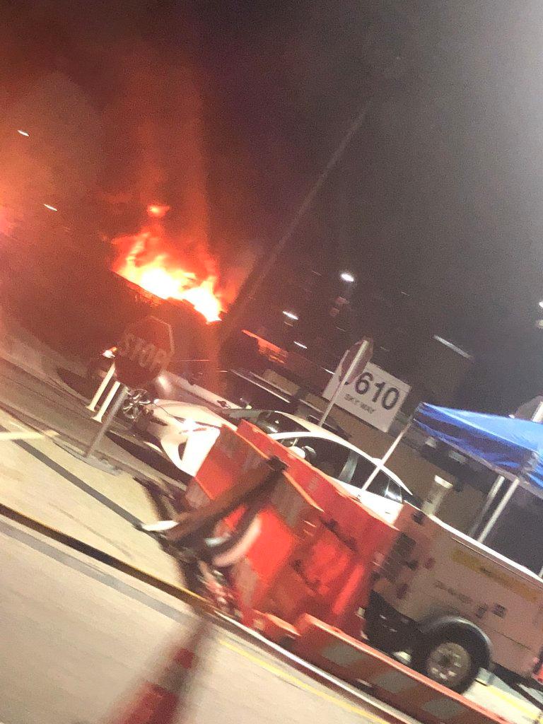美國洛杉磯國際機場（LAX）附近的LAX-it接機區，於當地時間21日晚間發生火災。   圖：翻攝自推特
