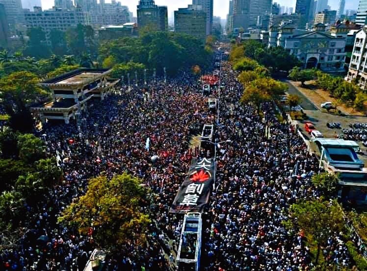 1221罷韓遊行，現場人潮湧現，主辦單位最後估計有多達50萬人。   圖：翻攝公民割草行動臉書