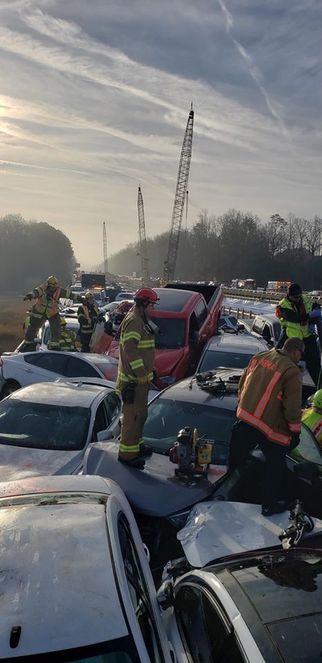 美國維吉尼亞州約克縣I-64公路22日上午發生重大車禍，多達69輛車連環撞，救護人員必須踩車頂才能通行救人。   圖：翻攝自美國約克縣警局臉書