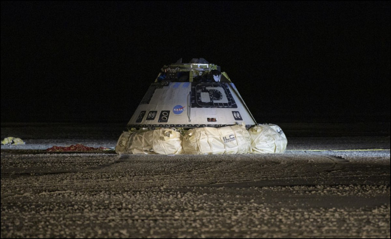 美國「星際飛機」太空船因為計時裝置出錯，被拍提早6天返航，當地時間22日晚平安降落在墨西哥州白沙沙模。   圖：翻攝自NASA推特