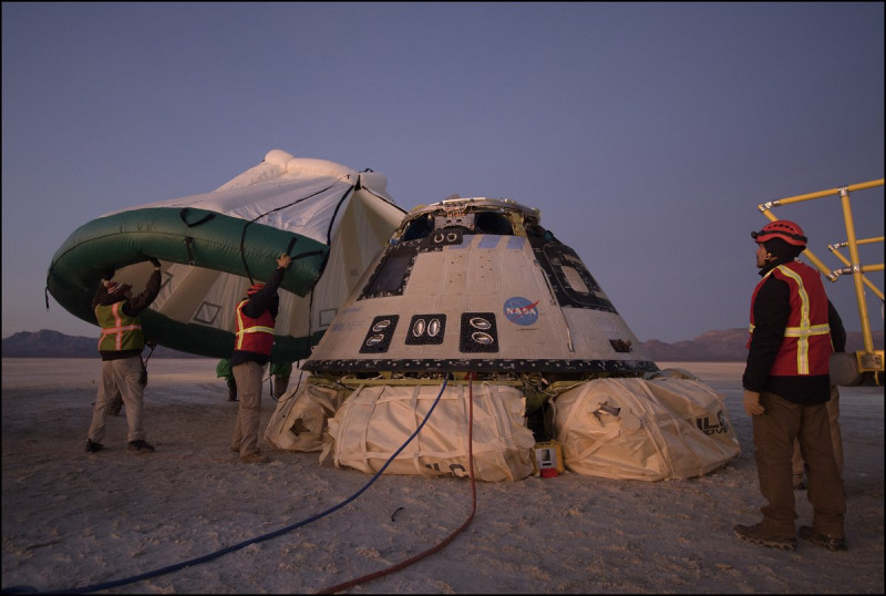 美國「星際飛機」太空船平安降落在墨西哥州白沙沙模，工作人員迫不及待進行檢查。   圖：翻攝自NASA推特