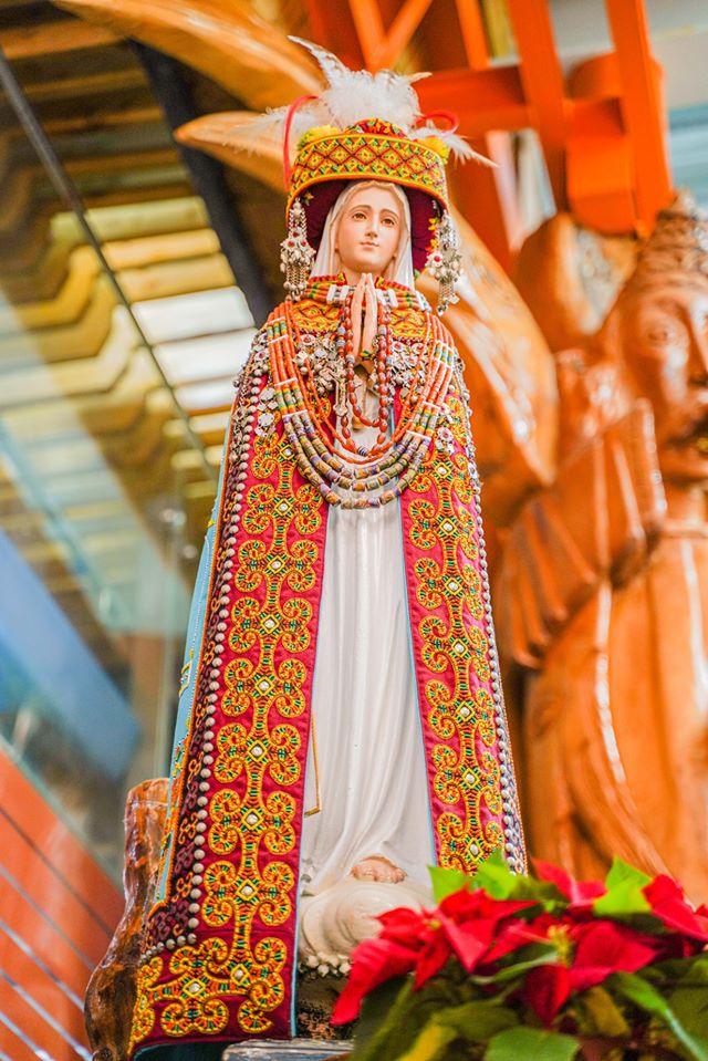 聖母像也穿上原住民的服飾。   圖：翻攝自潘孟安臉書