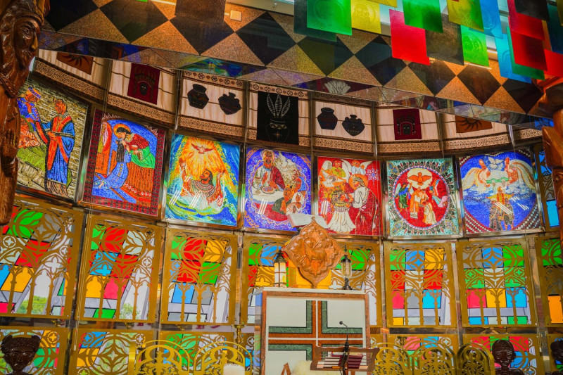教堂中當然少不了經典的彩繪玻璃，當光線透入時景象神聖莊嚴。   圖：翻攝自潘孟安臉書