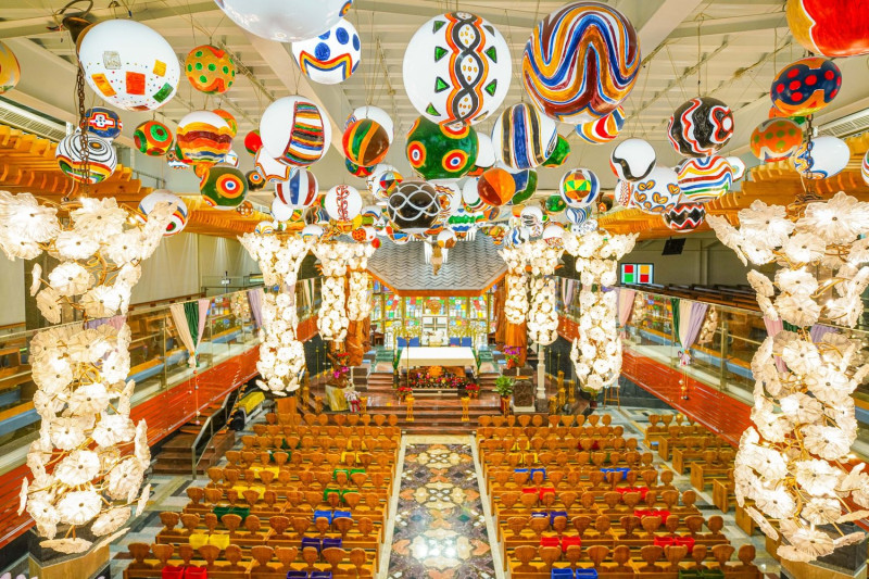 天花板吊掛大量彩球，上面的塗繪融入強烈原住民文化符號。   圖：翻攝自潘孟安臉書