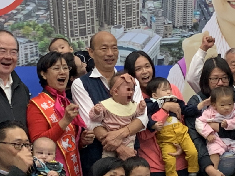 韓國瑜陪同立委候選人黃桂蘭出席寶寶爬行比賽。   圖:陳佩君/攝