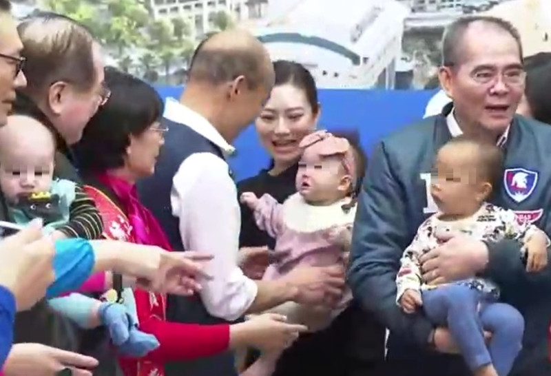 韓辦稱，韓國瑜抱起的女嬰，是媽媽親自抱給韓國瑜。   圖：擷取自UDN新聞網/韓國瑜競選辦公室提供
