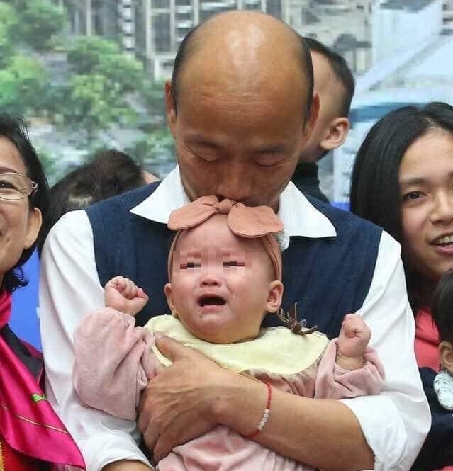 國民黨總統候選人韓國瑜22日出席寶寶爬行比賽活動時，抱著一名女嬰想要合照，卻讓女嬰嚇得嚎啕大哭，韓國瑜還不斷親吻安撫，引起外界熱議。   圖：翻攝自臉書