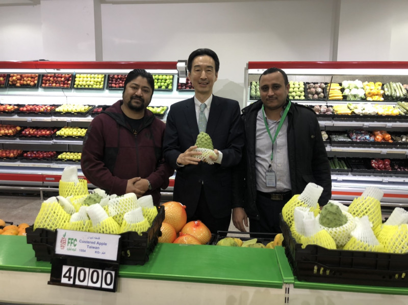 我駐科威特代表處代表牟華瑋(中）感謝科國蔬果進口商「新鮮蔬果公司」工作人員的辛勞，同時也看看鳳梨釋迦在超市鋪貨情況。   圖：科威特代表處提供（資料照片）
