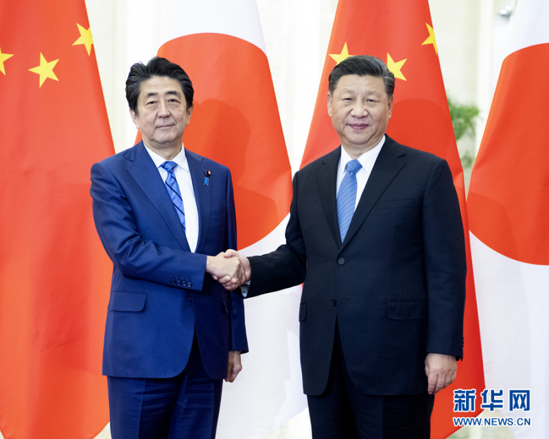 日本首相安倍晉三（左）今晚與中國國家主席習近平會談。   圖：翻攝新華網