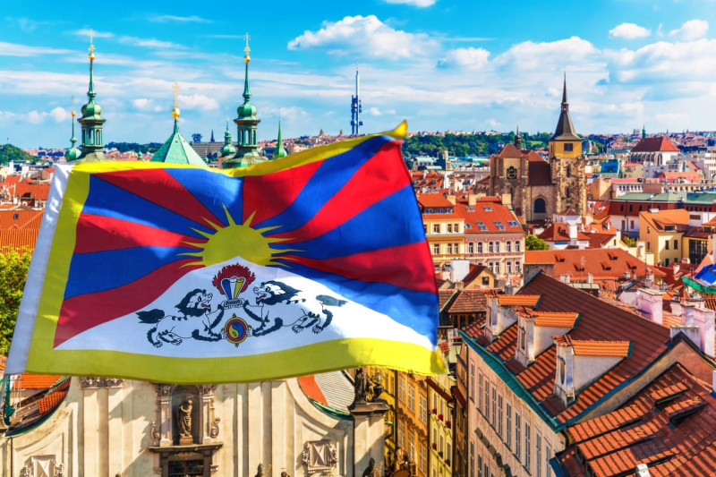 布拉格市今年3月起懸掛西藏流亡政府的雪山獅子旗，引爆中國反彈，但捷克人反而擴大遊行，表達支持西藏。   圖：翻攝自捷克news.expats.cz