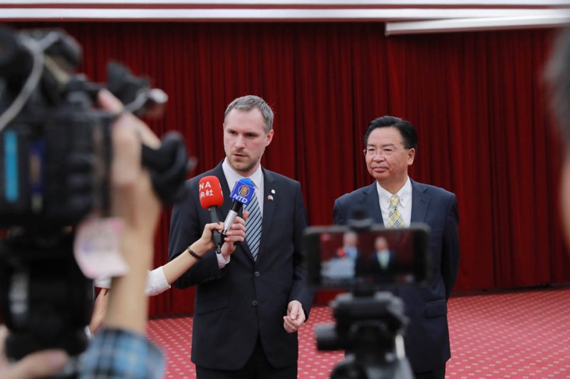 布拉格市長賀瑞普（左）2019年3月與我外交部長吳釗燮接受訪問，稱將與台灣加強實質交流，建立更密切合作。   圖：翻攝自賀瑞普臉書