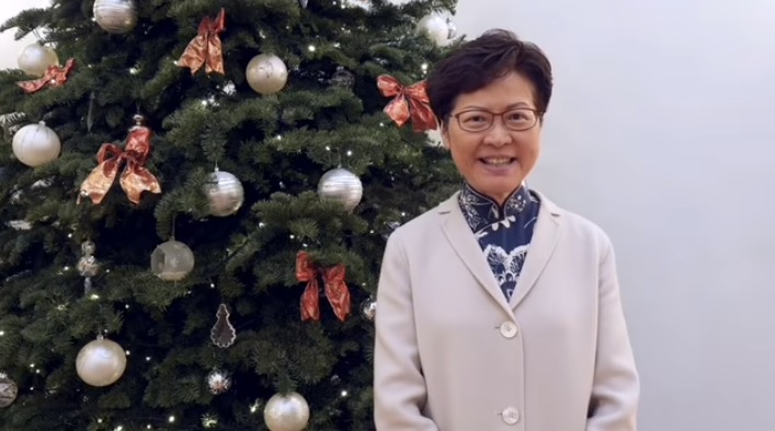 香港行政長官林鄭月娥今天在臉書發布影片，祝願市民有一個平和、安穩、愉快的聖誕節。   圖：翻攝林鄭月娥臉書影片