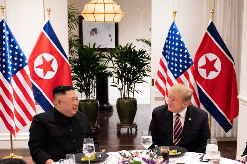 北韓領導人金正恩（左）與美國總統川普於2019年在越南舉行「川金會」。   圖：翻攝自美國白宮臉書