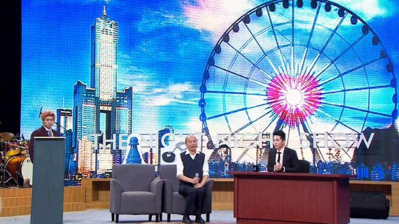 國民黨總統參選人韓國瑜在24日播出的「博恩夜夜秀」上，終於像高雄市民們道歉了！   圖：Stand up, Brian！ 博恩站起來！臉書