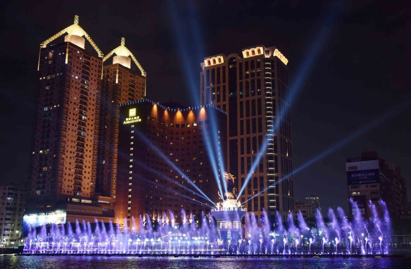 愛河至明年3月23日，每天晚上6點至9點會上演國際級水舞燈光秀。圖：高雄市政府／提供