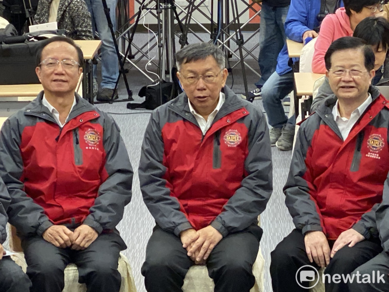 台北市長柯文哲（中）、衛生局長黃世傑（右）、警察局長陳嘉昌（左）。   圖：周煊惠 ／攝