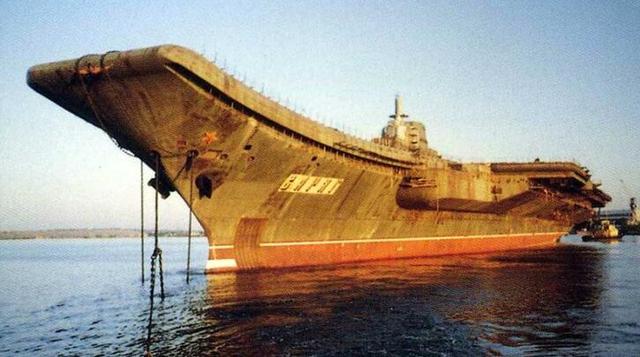中國大陸買回僅完成67.3%、無自航動力的庫茲涅佐夫元帥級航空母艦「瓦良格號」。/圖：翻攝大陸網路