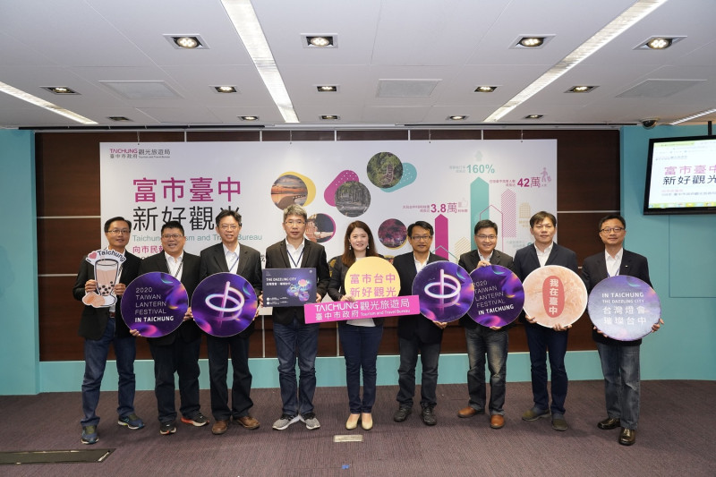 林筱淇與中市府觀旅局一級主管。 圖:台中市政府/提供
