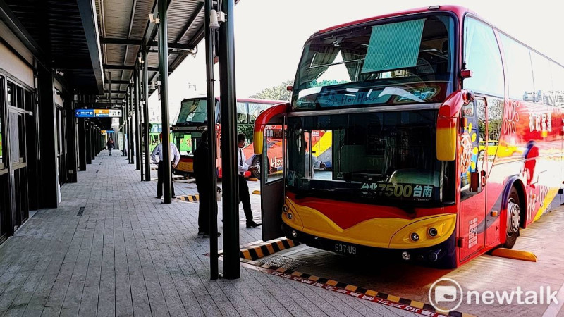 肩負國道客運與市區公車、計程車轉乘任務的台南轉運站，伴隨著耶誕佳節的祝福，開始試營運。   圖：黃博郎／攝