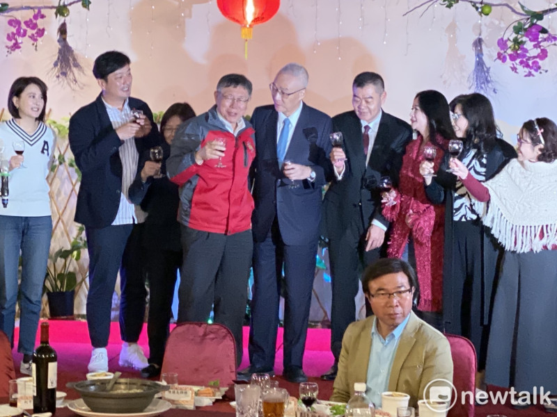 台北市長柯文哲和國民黨主席吳敦義在台北市議會餐會上同台。   圖：周煊惠 ／攝