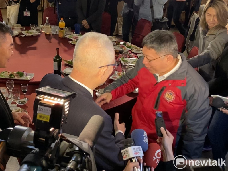 台北市長柯文哲和國民黨主席吳敦義互動。   圖：周煊惠 ／攝