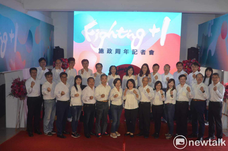 嘉義市長黃敏惠25日率市府團隊舉行「Fight+1」施政周年記者會。   圖：蔡坤龍/攝
