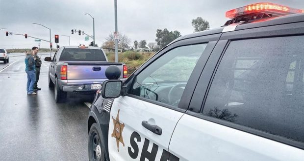美國加州「隨機行善」活動，警方攔下車輛送100美元紅包。   圖 : 翻攝自Madera County Sheriff’s Office