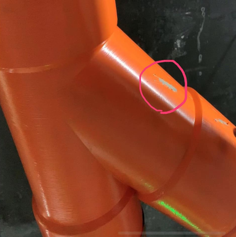 黃國昌指出，原本應該更換的管線竟然直接重新漆色偽裝成新管。   圖：翻攝自黃國昌臉書