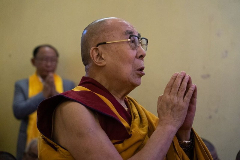 西藏精神領袖達賴喇嘛（雙手合十者）25日指出，藏人擁有的真理力量，長遠來看勝過中共槍砲力量。   圖：翻攝達賴喇嘛臉書