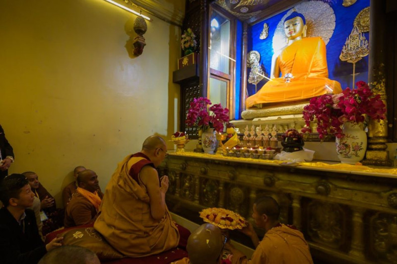 達賴喇嘛（雙手合十者）25日在菩提迦耶摩訶菩提寺正覺大塔朝拜佛祖。   圖：翻攝達賴喇嘛臉書