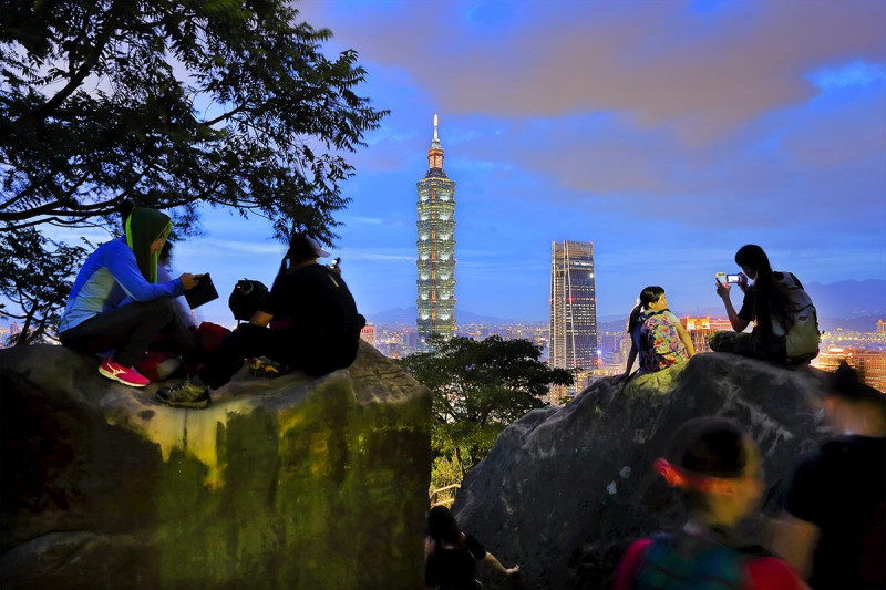 今年101煙火主題為「希望之光．台灣」，台北大地處為大家推薦象山6處最佳賞煙火點。   圖：台北市大地處／提供