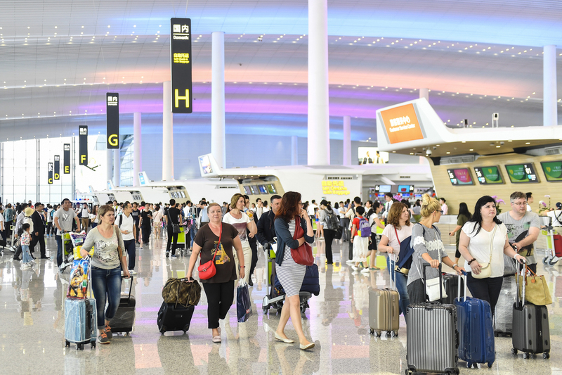 中國廣州白雲機場2019年的全年旅客流量可望達到7300萬人次，歷史上首次超越香港機場。圖為廣州白雲機場T2航站。   圖 : 翻攝自中新社