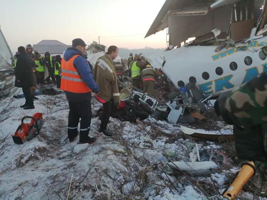 哈薩克阿拉木圖（Almaty）國際機場表示，一架載有95名乘客的飛機今天在阿拉木圖附近墜毀。   圖 : 翻攝自推特
