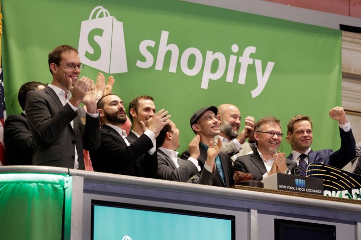 有 Shopify 如此成功的新創作為企業客戶支持，Fellow 深受感動。圖片為 Shopify 在紐約上市的照片。   圖：取自 TechCrunch