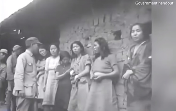 韓國研究機構公開二戰期間遭日軍強迫充當慰安婦的黑白影片記錄。      圖：翻攝自韓國政府檔案照