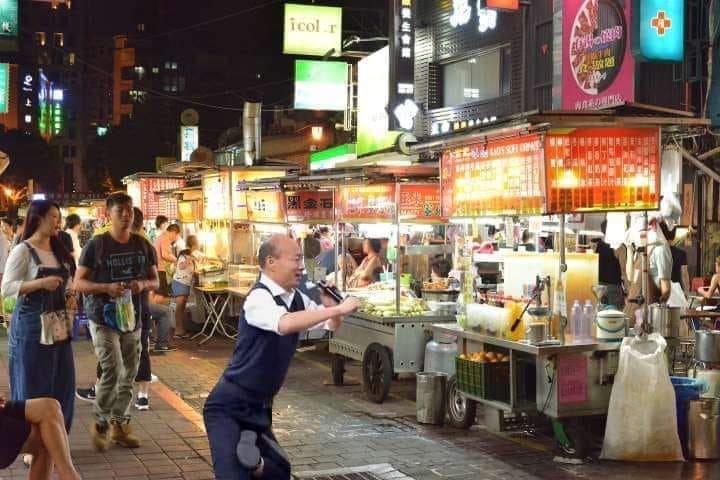 有網友看到范世平的評論，特別在臉書貼上韓國瑜在夜市的梗圖，直言「韓國瑜選後落選可以去夜市賣」。   圖：翻攝自臉書