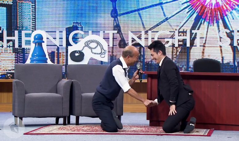 韓國瑜在「博恩夜夜秀」節目，秀盤腿走路特技。/圖：「博恩夜夜秀」節目截圖