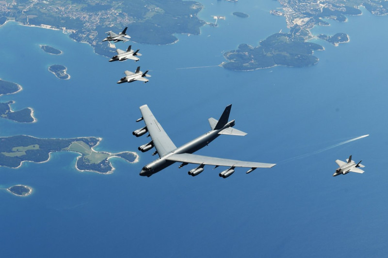 美國國防部長埃斯珀在推特貼出戰機照片，強調要維護美國以及合作夥伴盟國的安全。   圖：翻攝自美國國防部長推特