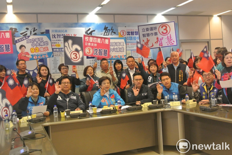 立委沈智慧在同黨市議員、數十位里長及地方意見領袖陪同下舉行「乾淨選舉護台灣」記者會。   圖：唐復年/攝