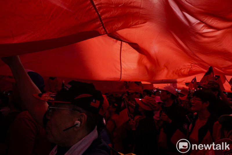 參加挺韓遊行民眾在巨幅國旗下參與遊行，由於主辦單位要求參與民眾著紅白藍三色衣服，加上人手一支國旗，現場紅通通一片。   圖：張良一/攝