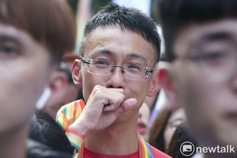 立法院三讀通過《司法院釋字第748號解釋施行法》，台灣成為亞洲第一個同性婚姻合法化的國家，一位在立法院外守候的同婚支持者在立法院長蘇嘉全敲槌三讀通過後，喜極而泣！   圖：張良一/攝
