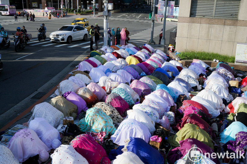 在台工作的穆斯林開齋節一早在台北火車站前晨禱。   圖：張良一 /攝
