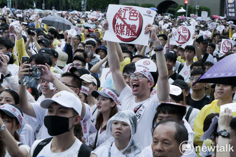 數萬名民眾冒雨參加在凱道舉行的「623反親中媒體大遊行」。   圖：張良一 /攝