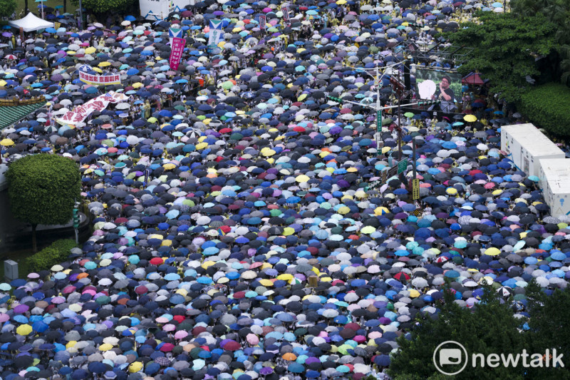 數萬名民眾冒雨參加在凱道舉行的「623反親中媒體大遊行」，由於天雨民眾撐傘，數萬個傘花猶如馬賽克磁磚，非常壯觀。   圖：張良一 /攝