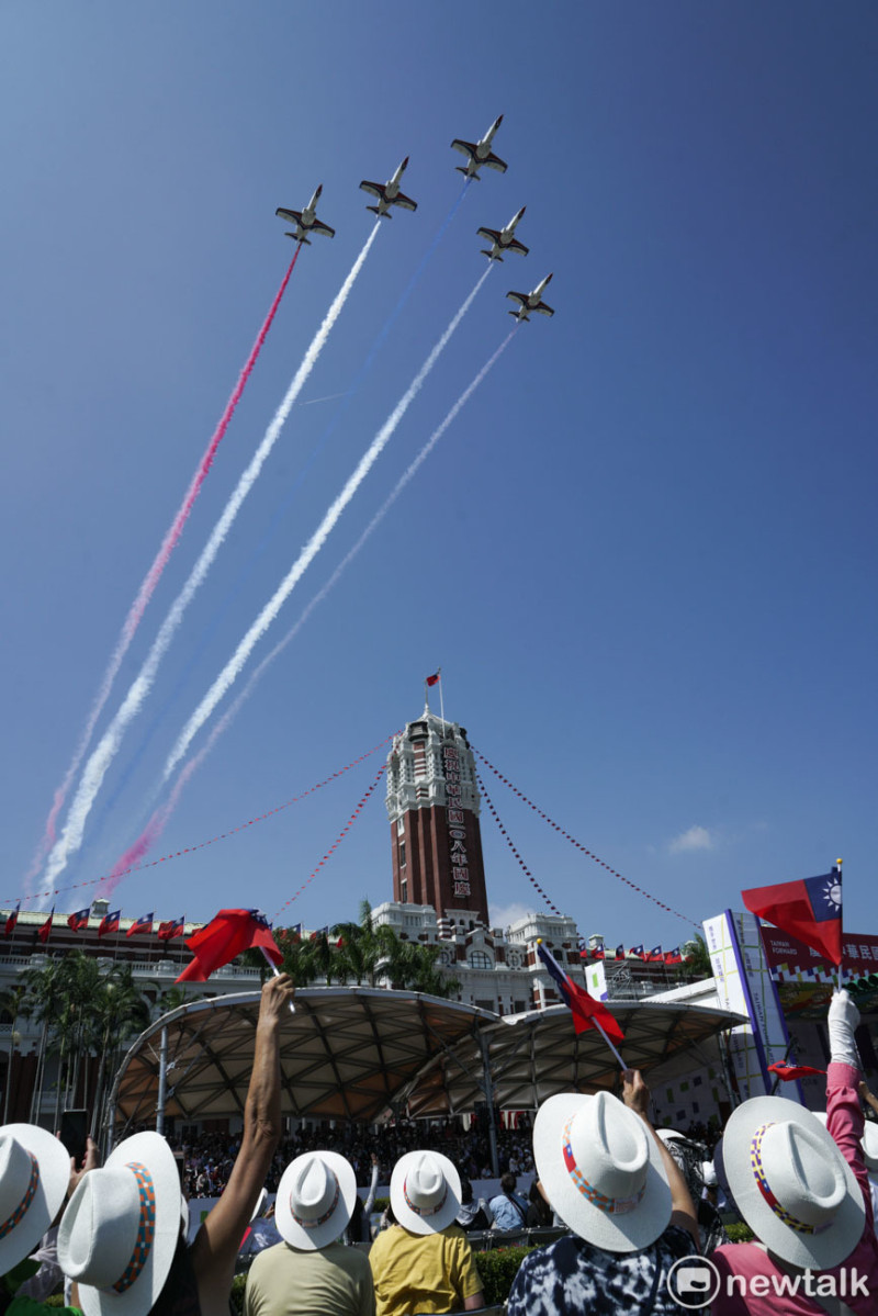 空軍雷虎小組的AT3自強號攻擊教練機，以大雁隊形衝場通過總統府上空，為國慶大會活動帶來最高潮。   圖：張良一 /攝