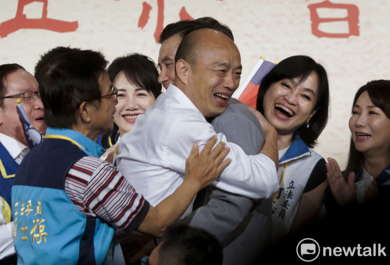 國民黨總統參選人韓國瑜和前總統馬英九在一場活動相互擁抱。   圖：張良一 /攝