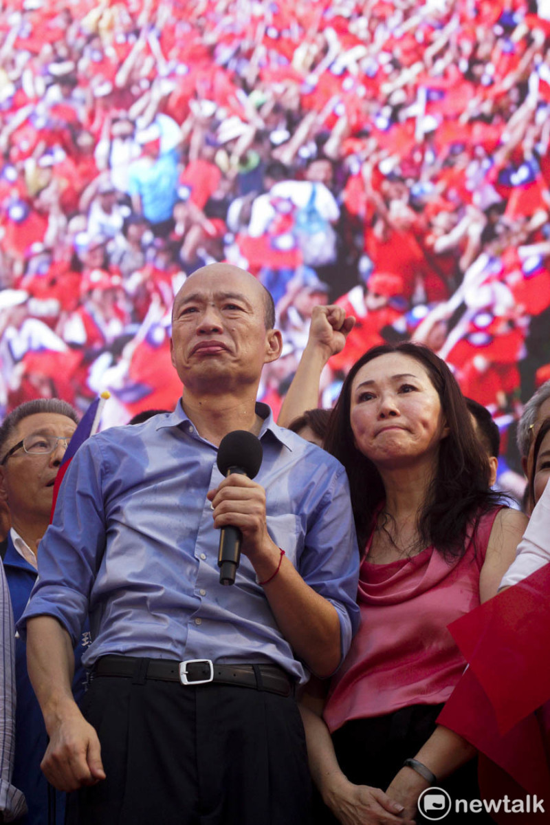 高雄市長韓國瑜與夫人李佳芳在台北凱道舉行的首場國民黨總統初選造勢活動中，看著現場幾十萬揮舞著國旗的支持者。   圖：張良一 /攝