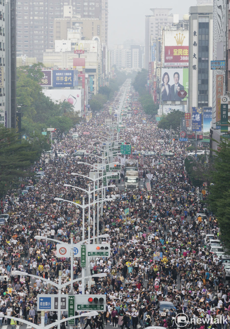 參加罷韓遊行民眾將高雄市五福三路的雙向車道佔滿，由於參與遊行人數眾多，現場看不到隊伍盡頭。   圖：張良一 /攝