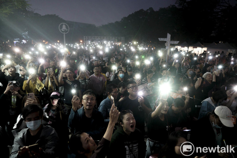 參加罷韓遊行的民眾走到終點站後，一起打開手機的燈光。   圖：張良一 /攝