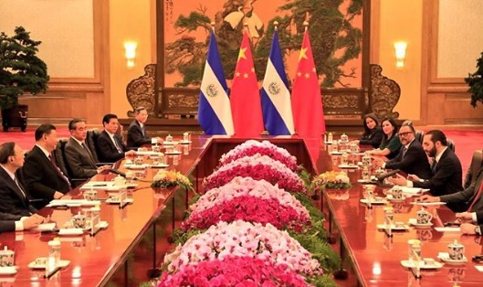 中國國家主席習近平（左二）12月初與薩爾瓦多總統布克爾（右）會面，雙方談了什麼，不得而知。   圖：翻攝自布克爾IG